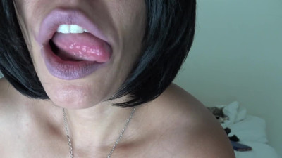 SouzanHalabi's french kiss clip