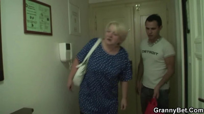 Granny Bet - busty granny sex