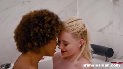 Hypnotic Luna and Marilyn's fingering scene