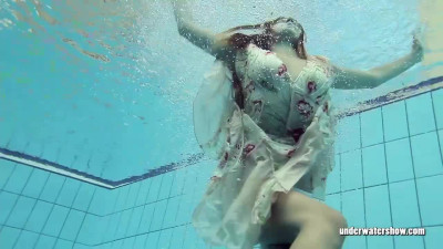 Underwater Show - solo female clip