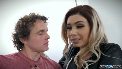 Femme fatale Aaliyah Hadid and Robby Echo's flashing video