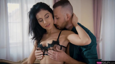 Spicy Lilly's side fuck action