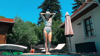 Underwater Show featuring Zazie Skymm's hungarian trailer