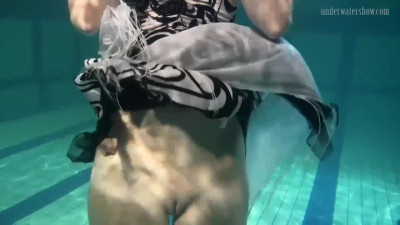 Lady-love's underwatershow dirt
