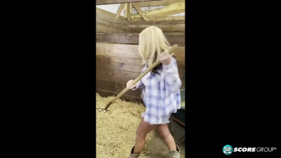 Elite Maddie Cross at hayloft video