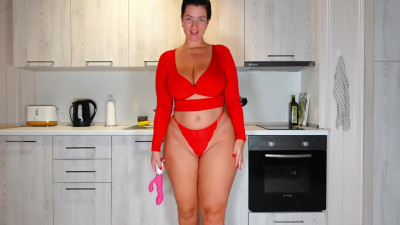 Winsome CurvyJules's solo squirt scene