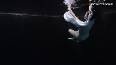 Fine-looking tomato - swimming dirt - Underwater Show