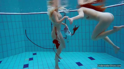 Underwater Show - lesbian sex