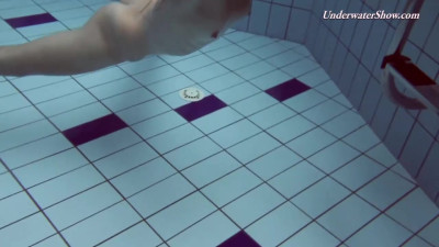 Cover-girl Liza's swimming pool porn