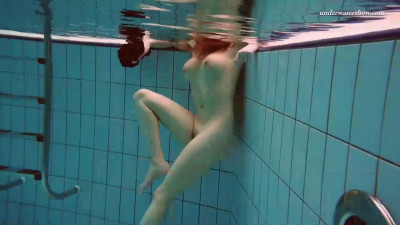 Provocative dear - poolside dirt - Underwater Show