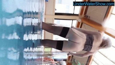 Rough minx - underwatershow sex - Underwater Show