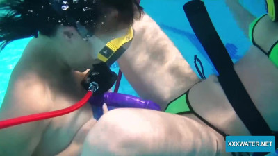 Underwater Show featuring Minnie Manga's licking sex