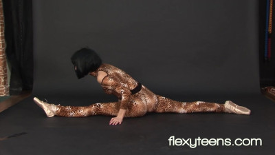 Flexy Teens featuring Rina's nude dirt